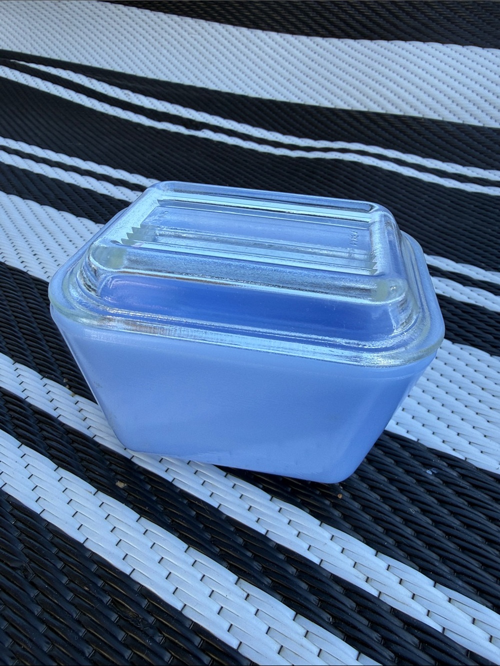 🎀vintage Pyrex Delphite blue refrigerator dish, specifically a "fridgie